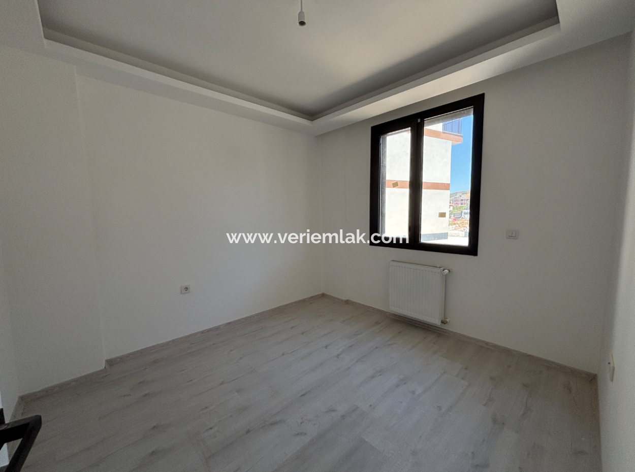 Seferihisar Çolakibrahim Bey Mahallesinde Site İçerisinde Satılık 1+1 Daire