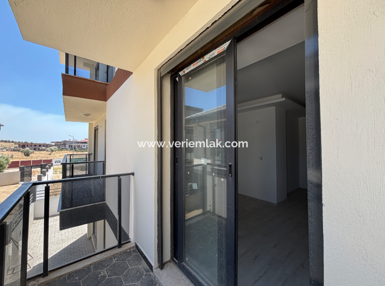 Seferihisar Çolakibrahim Bey Mahallesinde Site İçerisinde Satılık 1+1 Daire