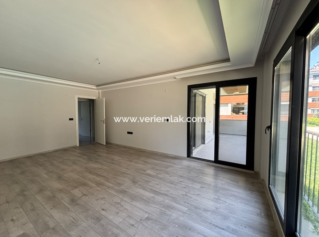 Seferihisar Güzelkent Sitesinde Bahçe Katı Satılık 3+1 Daire