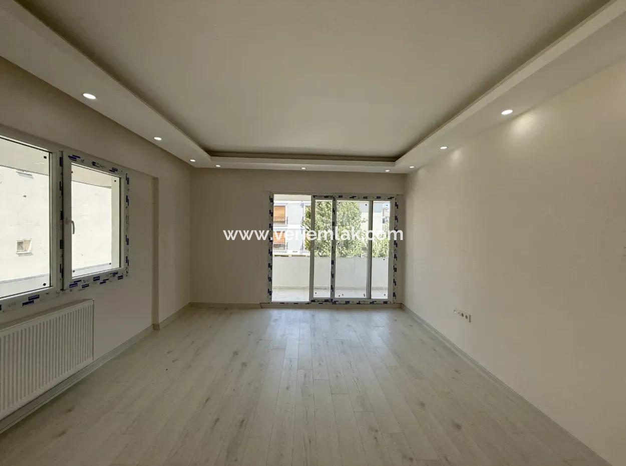 Seferihisar Camikebir Mahallesi’nde Merkezi Konumda, Komple Tadilatlı, Geniş Ve Konforlu 3+1 Daire