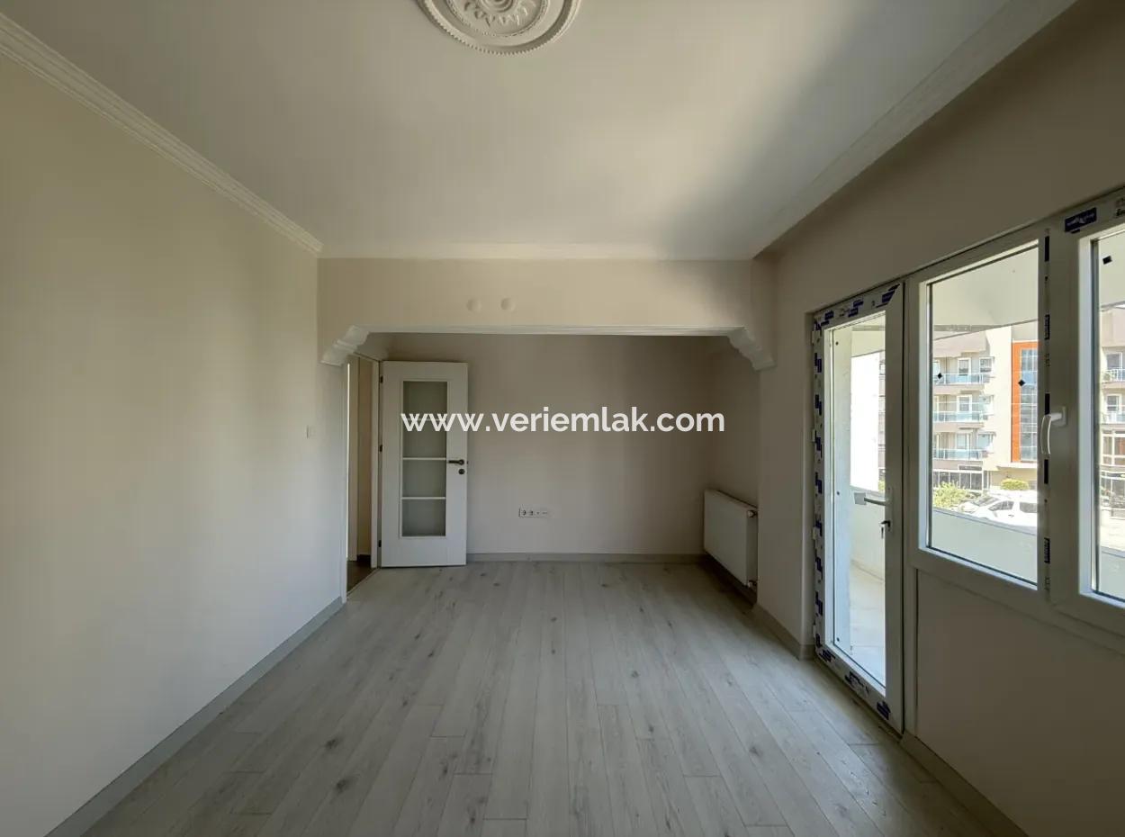 Seferihisar Camikebir Mahallesi’nde Merkezi Konumda, Komple Tadilatlı, Geniş Ve Konforlu 3+1 Daire