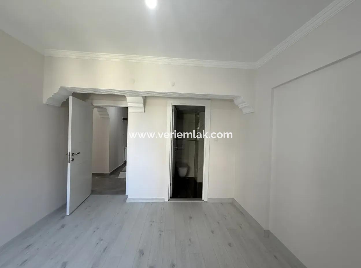 Seferihisar Camikebir Mahallesi’nde Merkezi Konumda, Komple Tadilatlı, Geniş Ve Konforlu 3+1 Daire