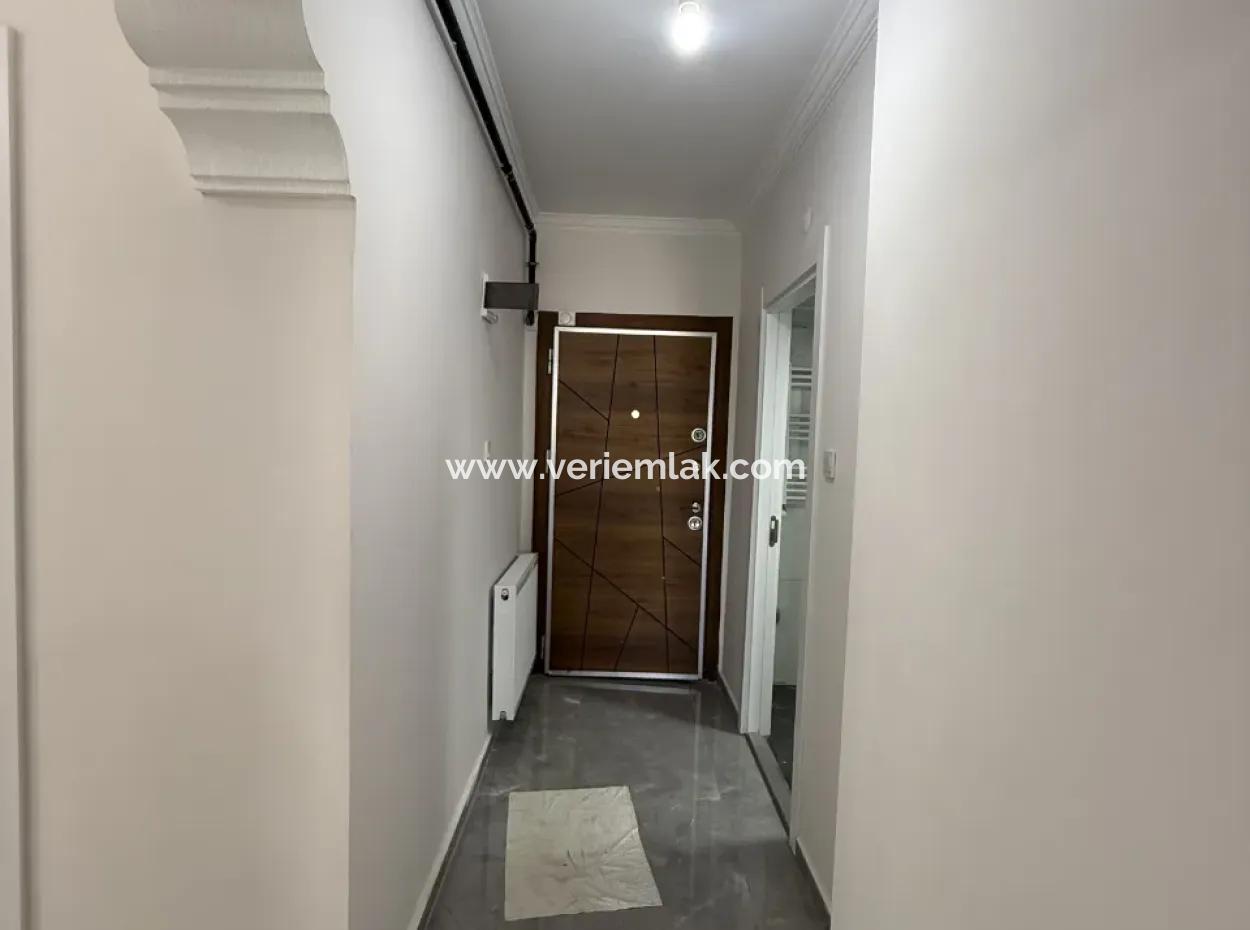 Seferihisar Camikebir Mahallesi’nde Merkezi Konumda, Komple Tadilatlı, Geniş Ve Konforlu 3+1 Daire