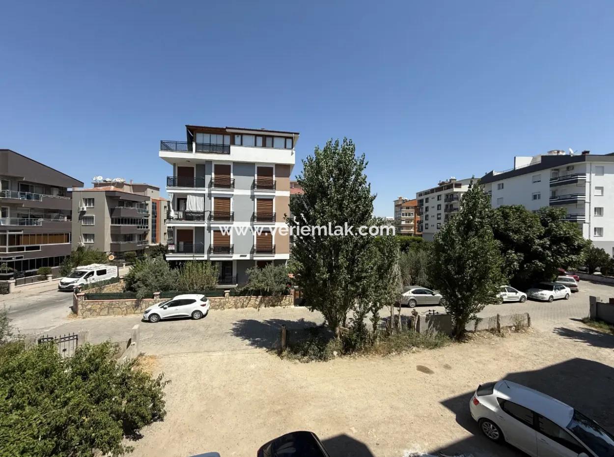 Seferihisar Camikebir Mahallesi’nde Merkezi Konumda, Komple Tadilatlı, Geniş Ve Konforlu 3+1 Daire