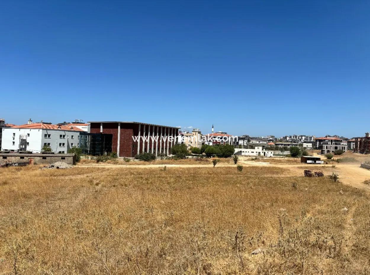 Seferihisar Çolakibrahimbey Mahallesi’nde Yatay Mimariye Uygun, Villa Yapımına Elverişli Satılık Arsa