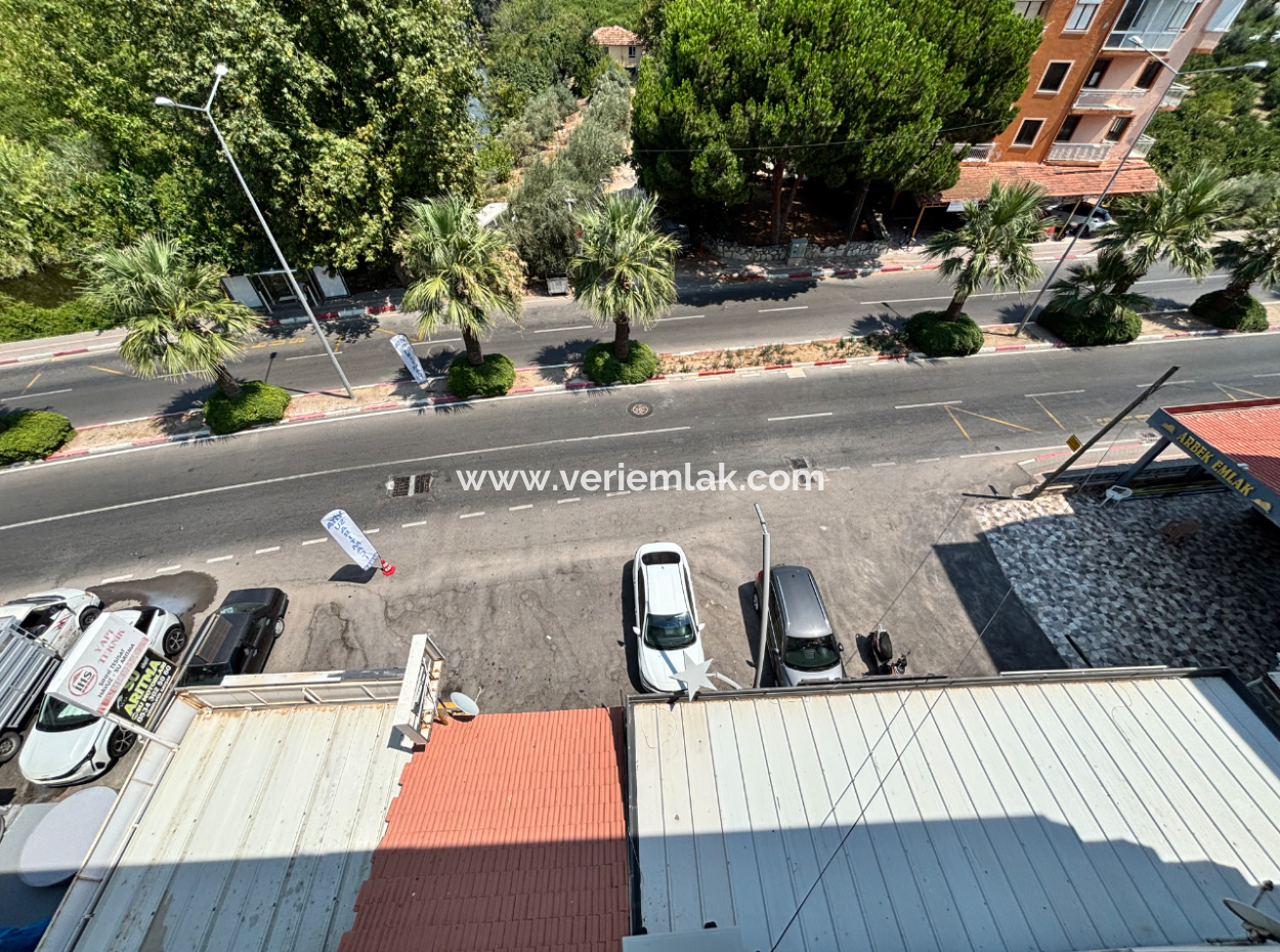 Gümüldür Çarşı’da 3+1 Eşyalı Ebeveyn Banyolu 130 M2 Satılık Daire