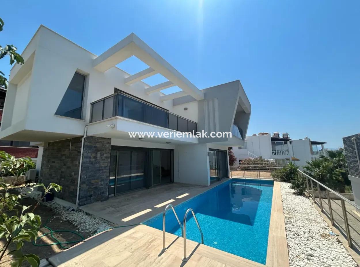 Bodrum Turgutreis Yalı'da Denizin Kıyısında Müstakil Lüks Villa 