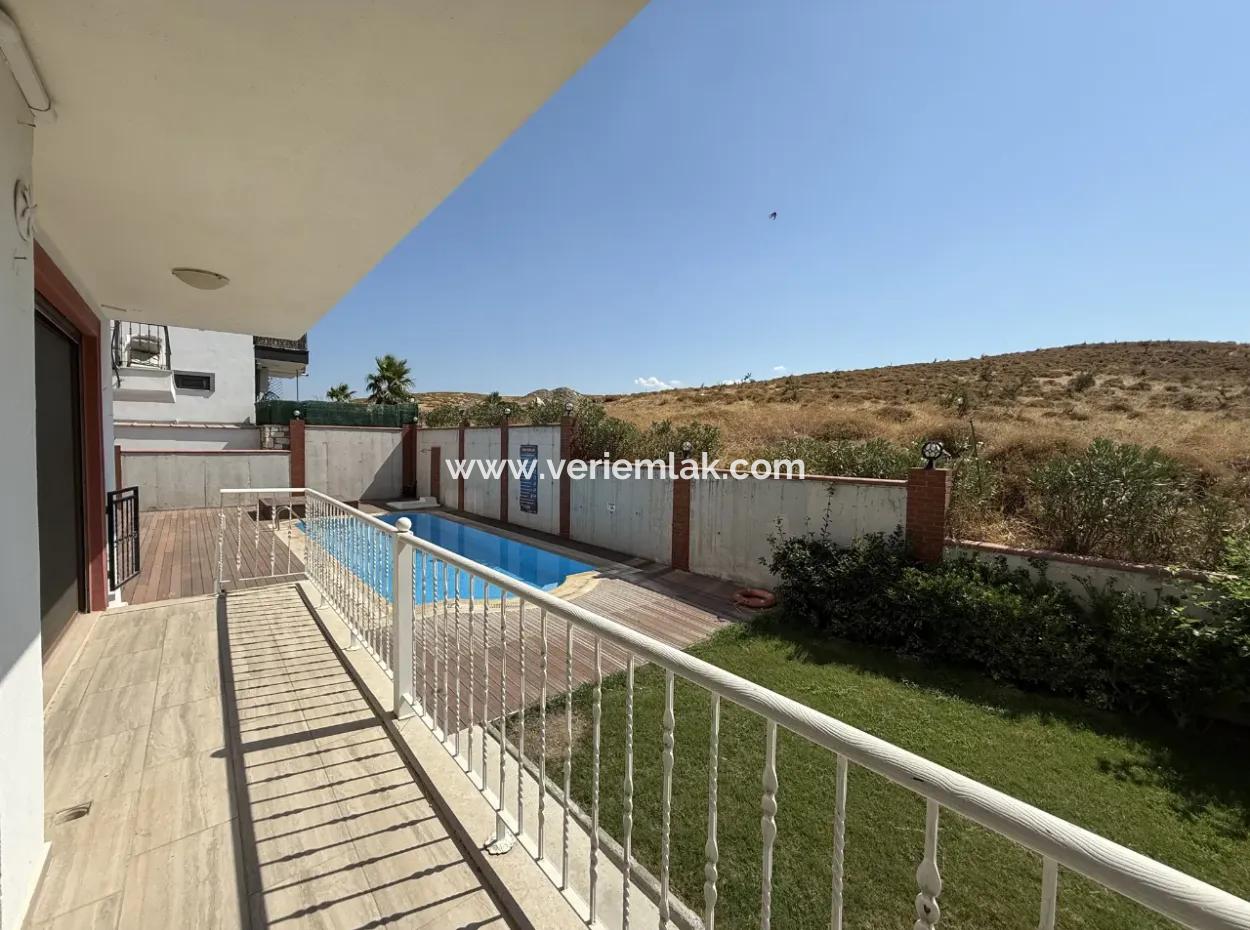 Seferihisar Çolakibrahimbey Mahallesi’nde, Havuzlu Site İçinde, 4+2 Dubleks Satılık Daire