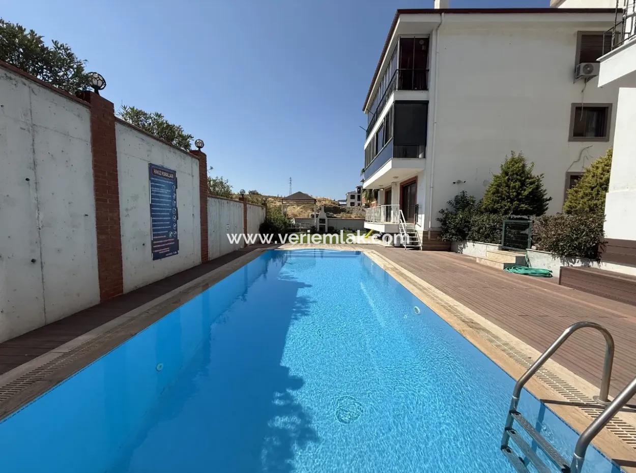 Seferihisar Çolakibrahimbey Mahallesi’nde, Havuzlu Site İçinde, 4+2 Dubleks Satılık Daire