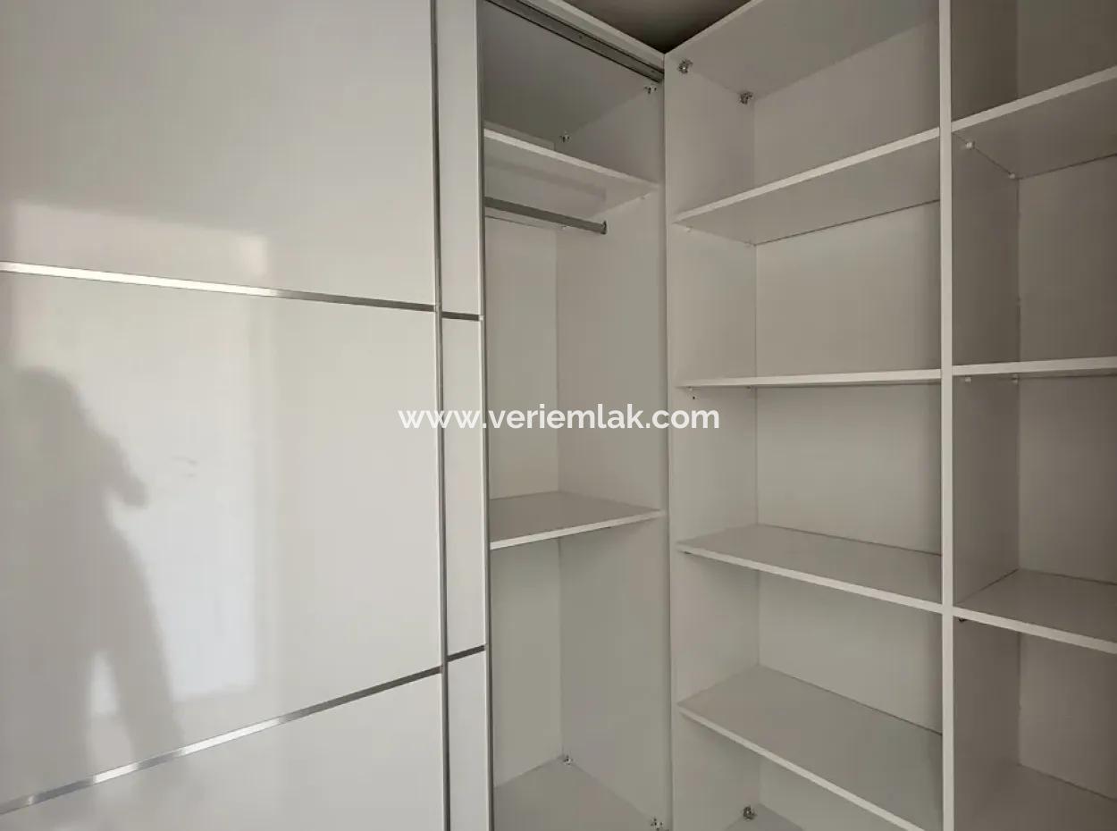 Seferihisar Çolakibrahimbey Mahallesi’nde, Havuzlu Site İçinde, 4+2 Dubleks Satılık Daire