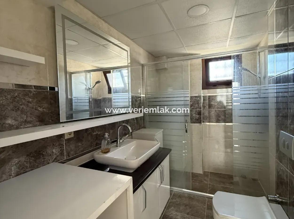 Seferihisar Çolakibrahimbey Mahallesi’nde, Havuzlu Site İçinde, 4+2 Dubleks Satılık Daire