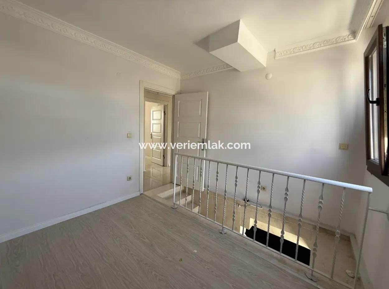 Seferihisar Çolakibrahimbey Mahallesi’nde, Havuzlu Site İçinde, 4+2 Dubleks Satılık Daire