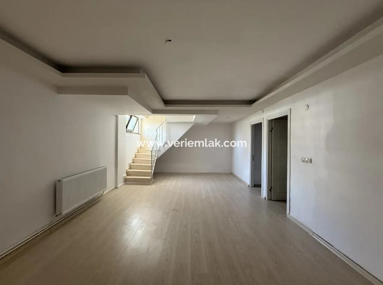 Seferihisar Çolakibrahimbey Mahallesi’nde, Havuzlu Site İçinde, 4+2 Dubleks Satılık Daire