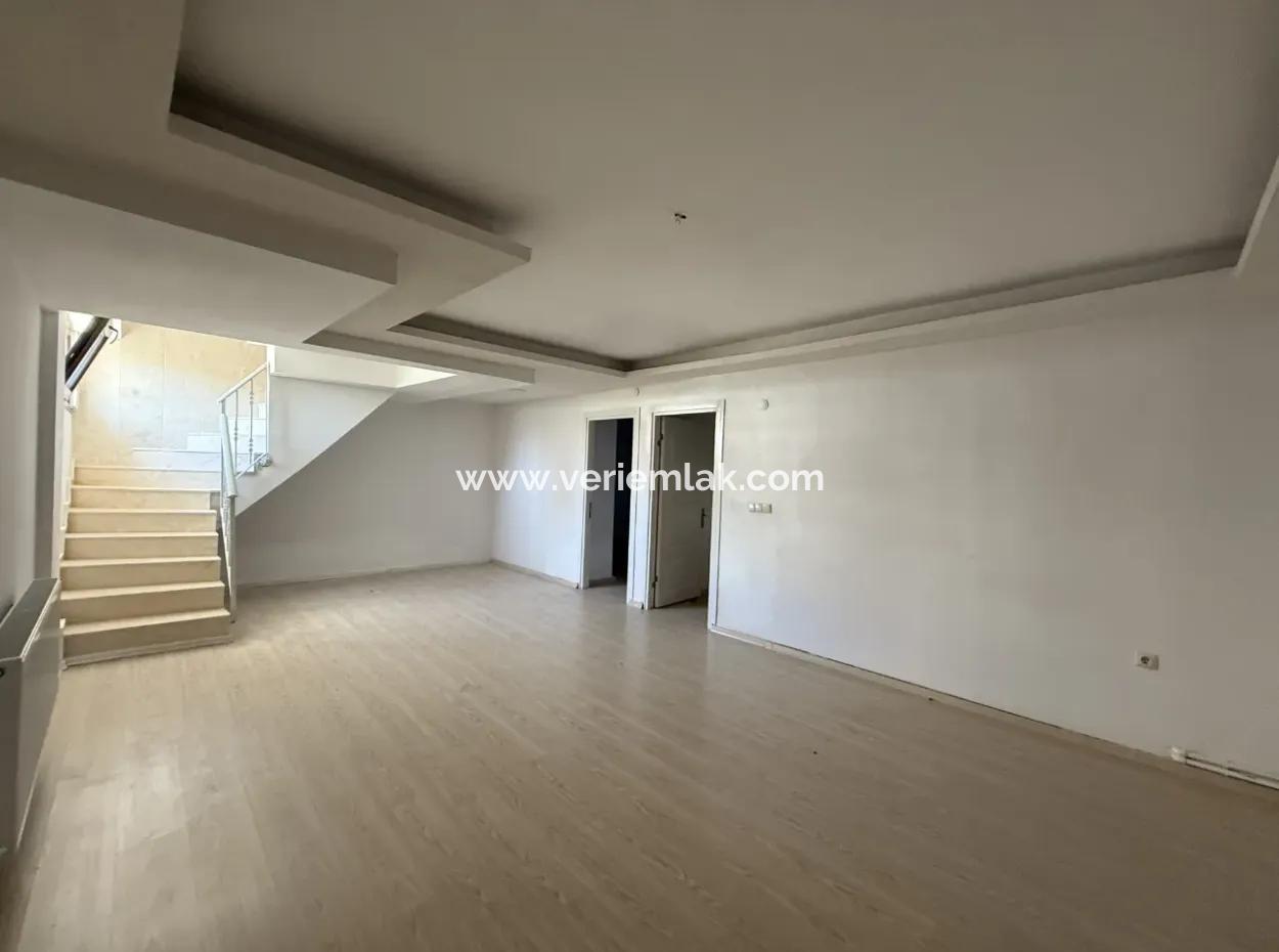 Seferihisar Çolakibrahimbey Mahallesi’nde, Havuzlu Site İçinde, 4+2 Dubleks Satılık Daire