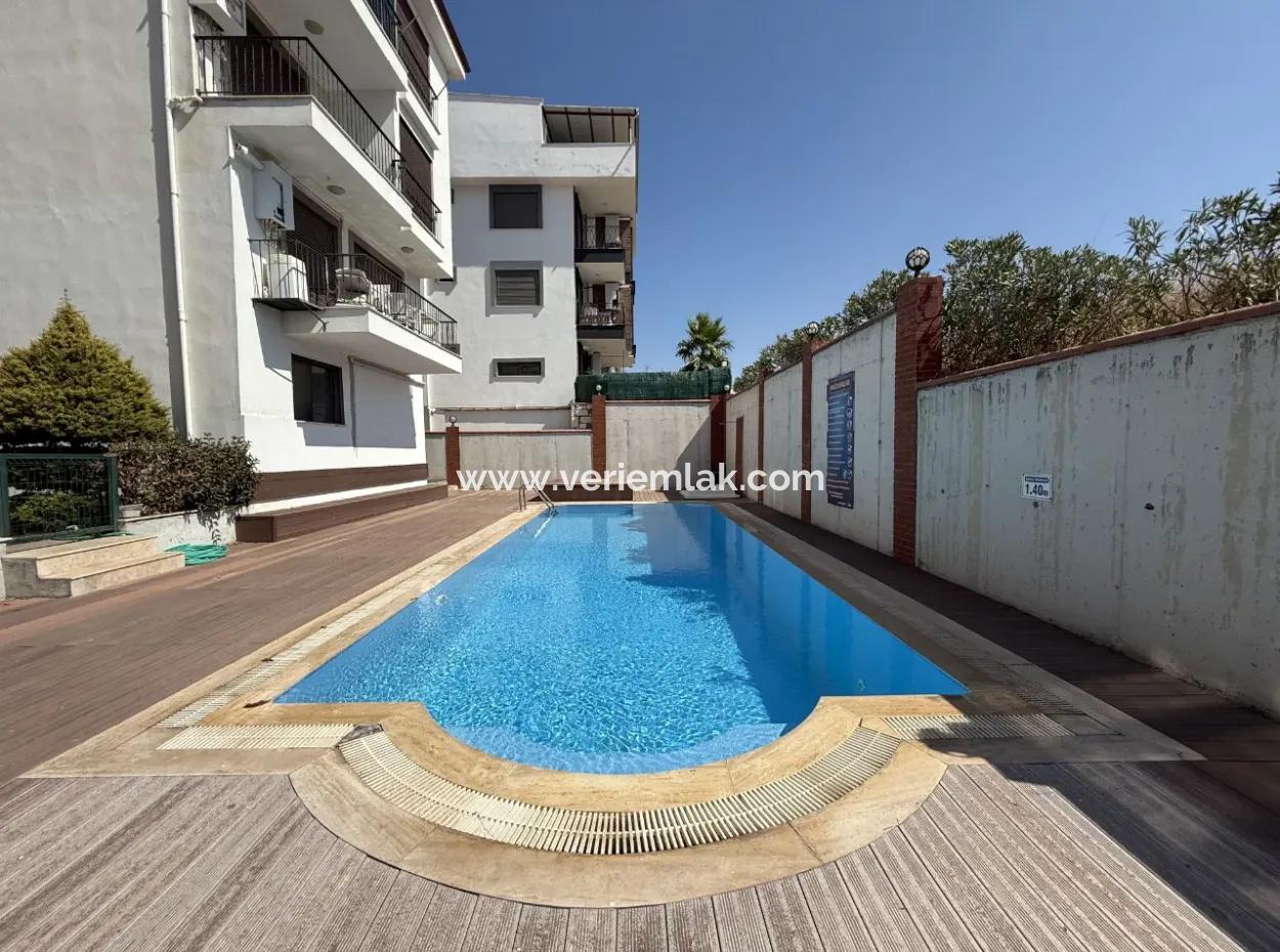 Seferihisar Çolakibrahimbey Mahallesi’nde, Havuzlu Site İçinde, 4+2 Dubleks Satılık Daire