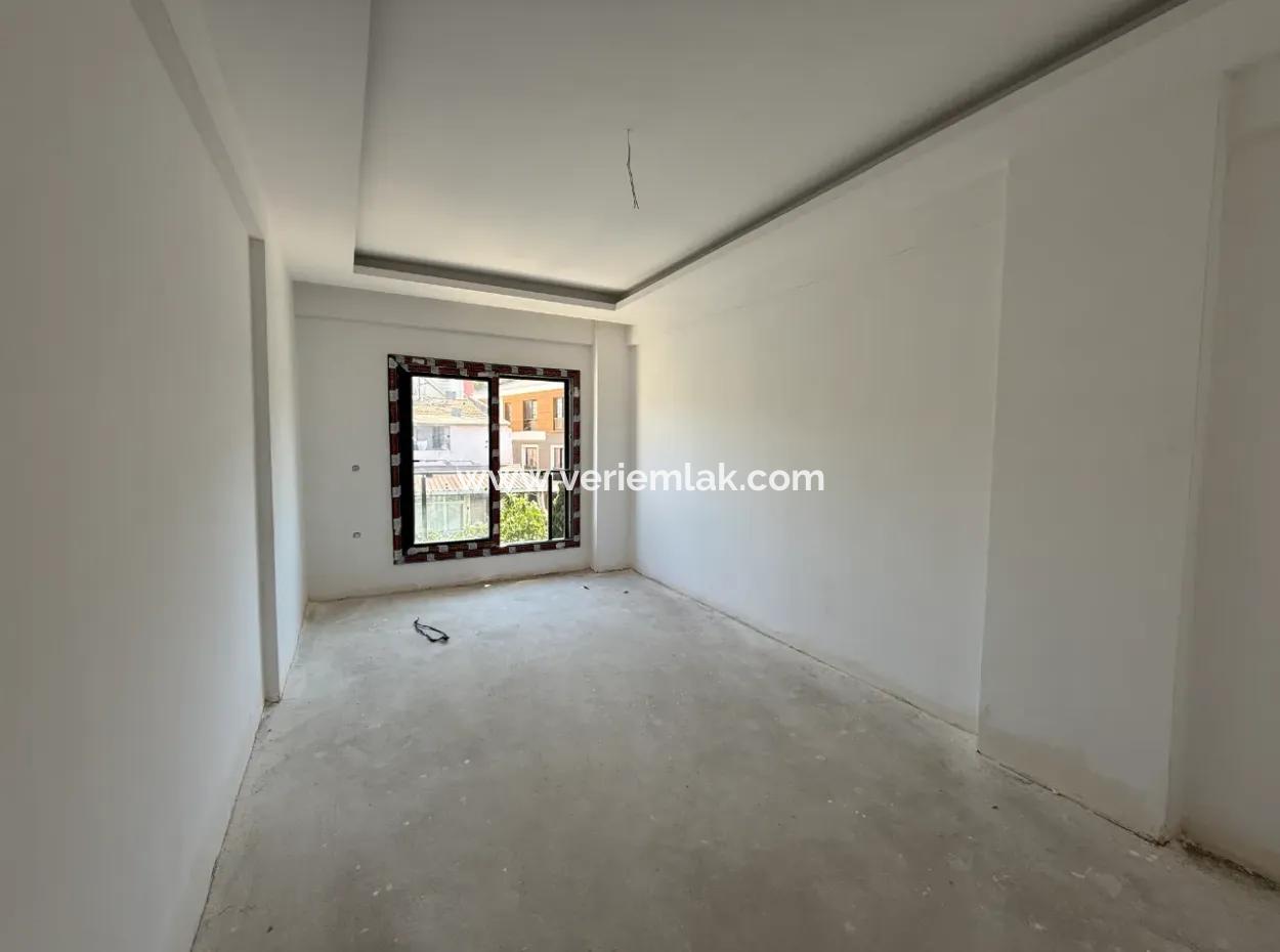 Seferihisar Devlet Hastanesi Yakınında, Geniş Kullanım Alanlı, Sıfır 2+1 Satılık Daire