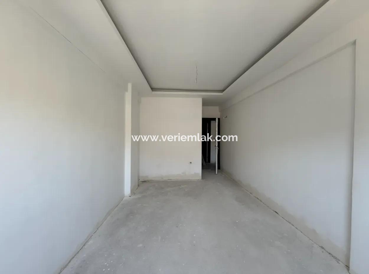 Seferihisar Devlet Hastanesi Yakınında, Geniş Kullanım Alanlı, Sıfır 2+1 Satılık Daire