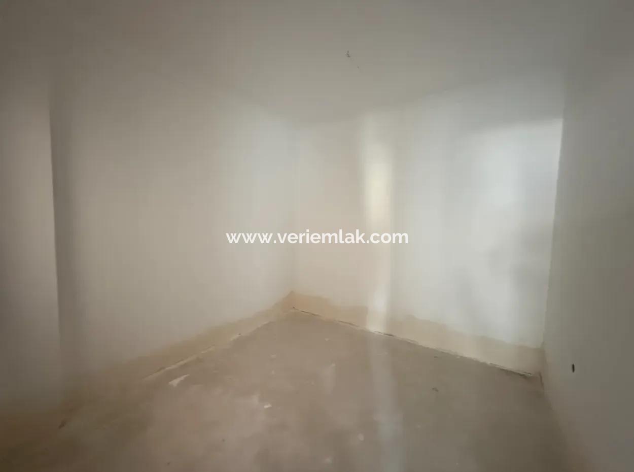 Seferihisar Devlet Hastanesi Yakınında, Geniş Kullanım Alanlı, Sıfır 2+1 Satılık Daire