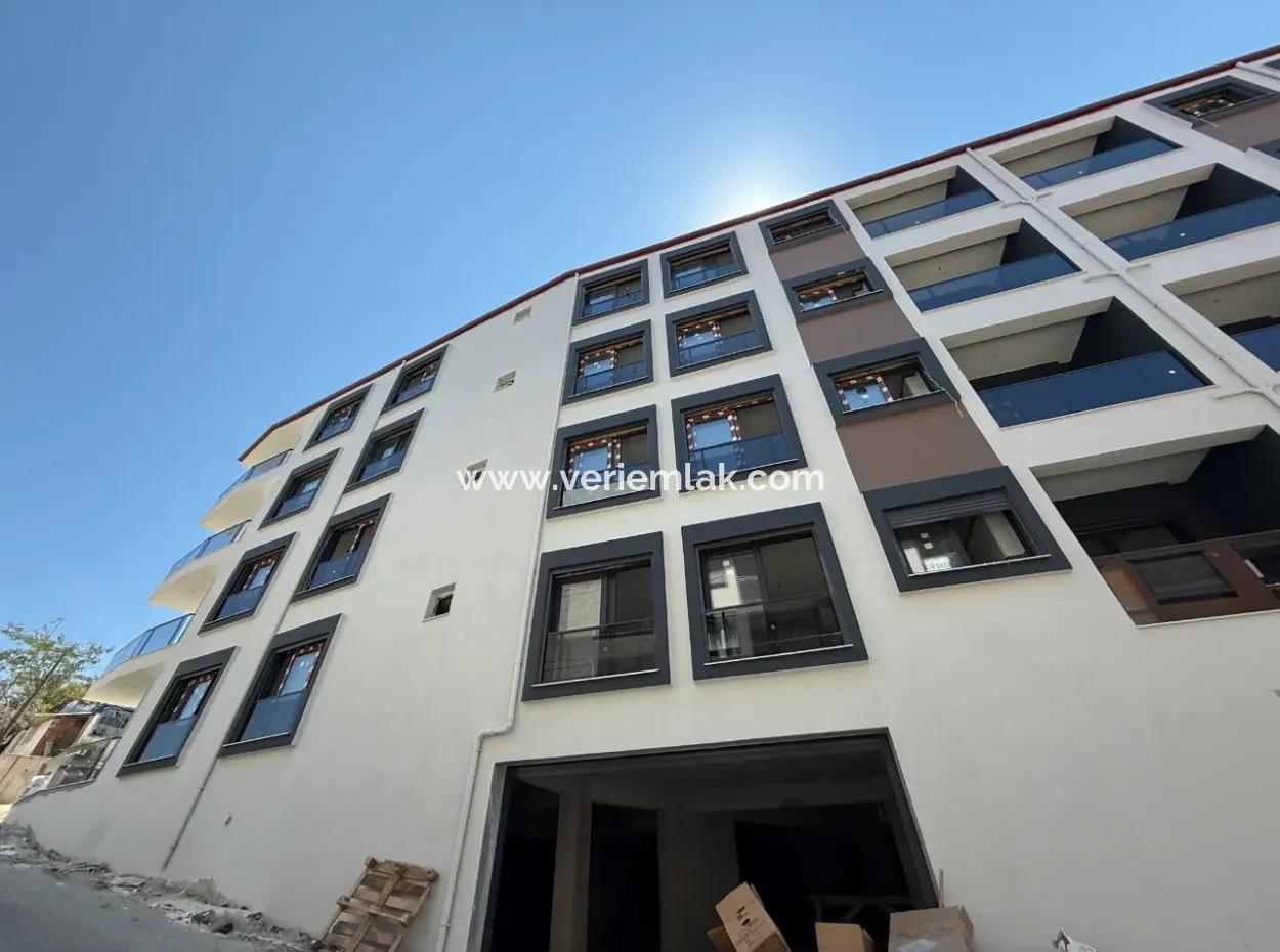 Seferihisar Devlet Hastanesi Yakınında, Geniş Kullanım Alanlı, Sıfır 2+1 Satılık Daire