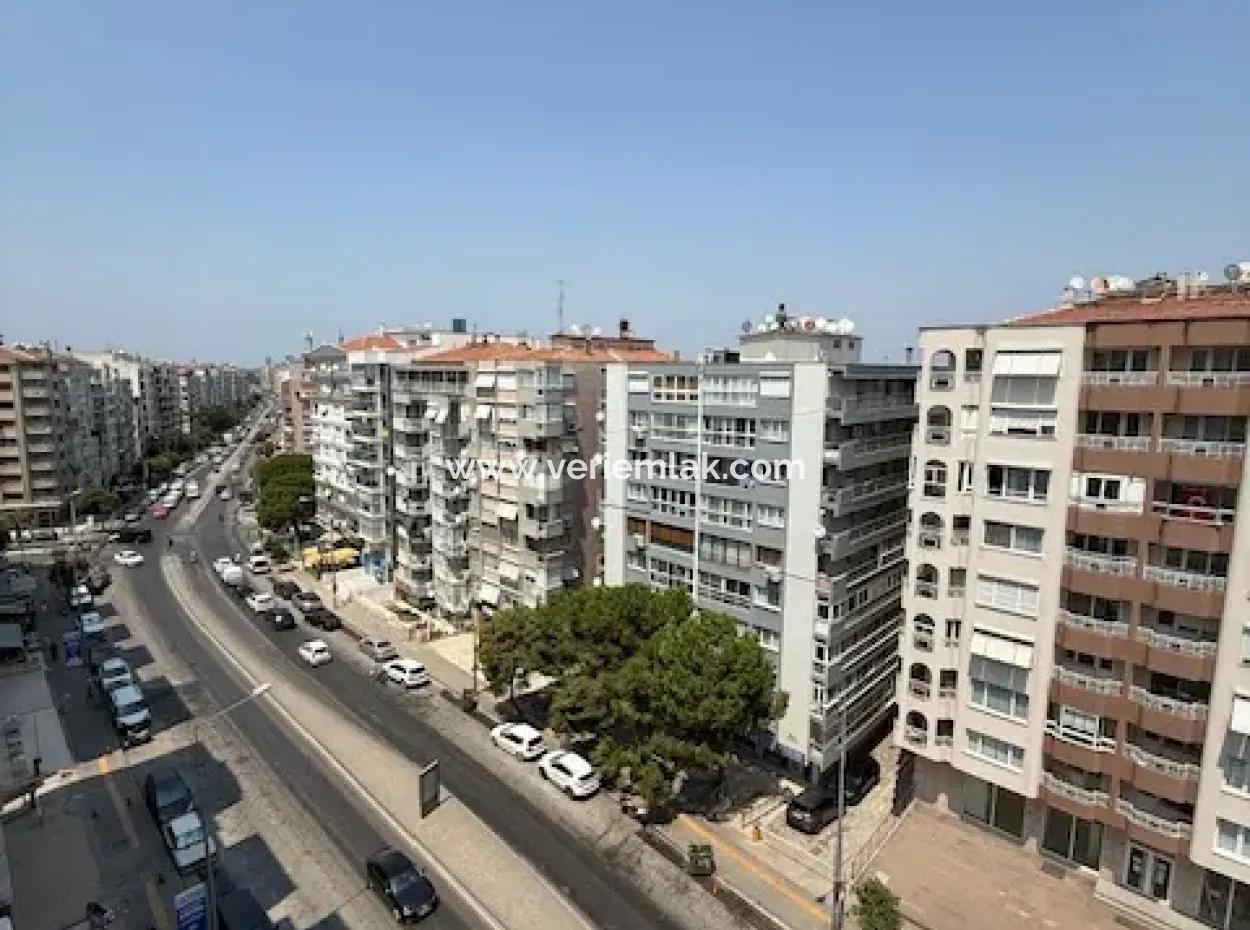 Göztepe Stadı Karşısında Cadde Üzeri 3+1 130 M2  Full Tadilatlı Otoparklı