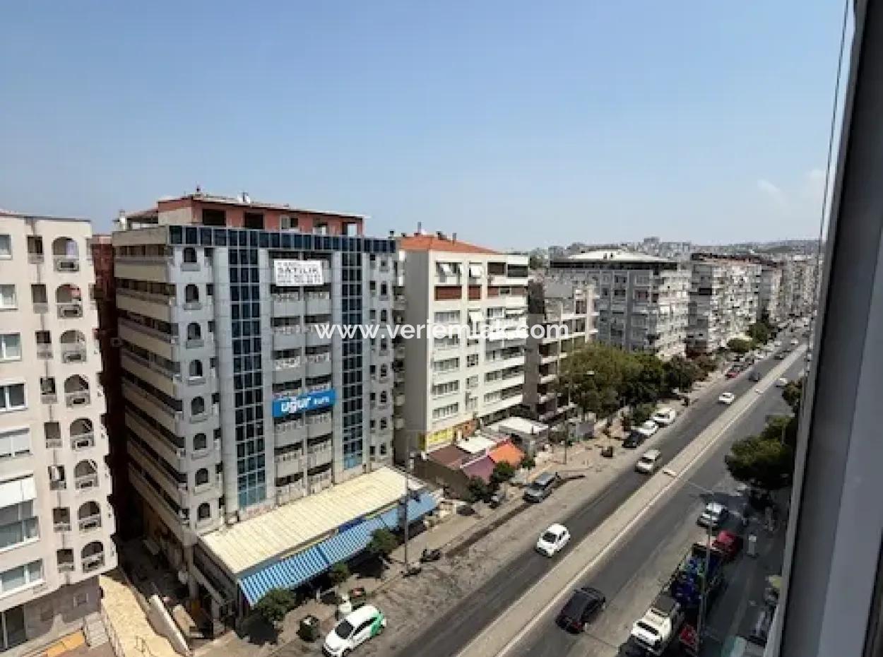 Göztepe Stadı Karşısında Cadde Üzeri 3+1 130 M2  Full Tadilatlı Otoparklı