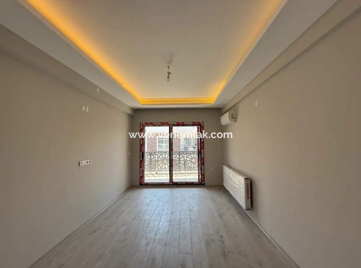 Seferihisar Çolakibrahimbey’de Lüks Mimariyle Tasarlanmış 2+1 Daire