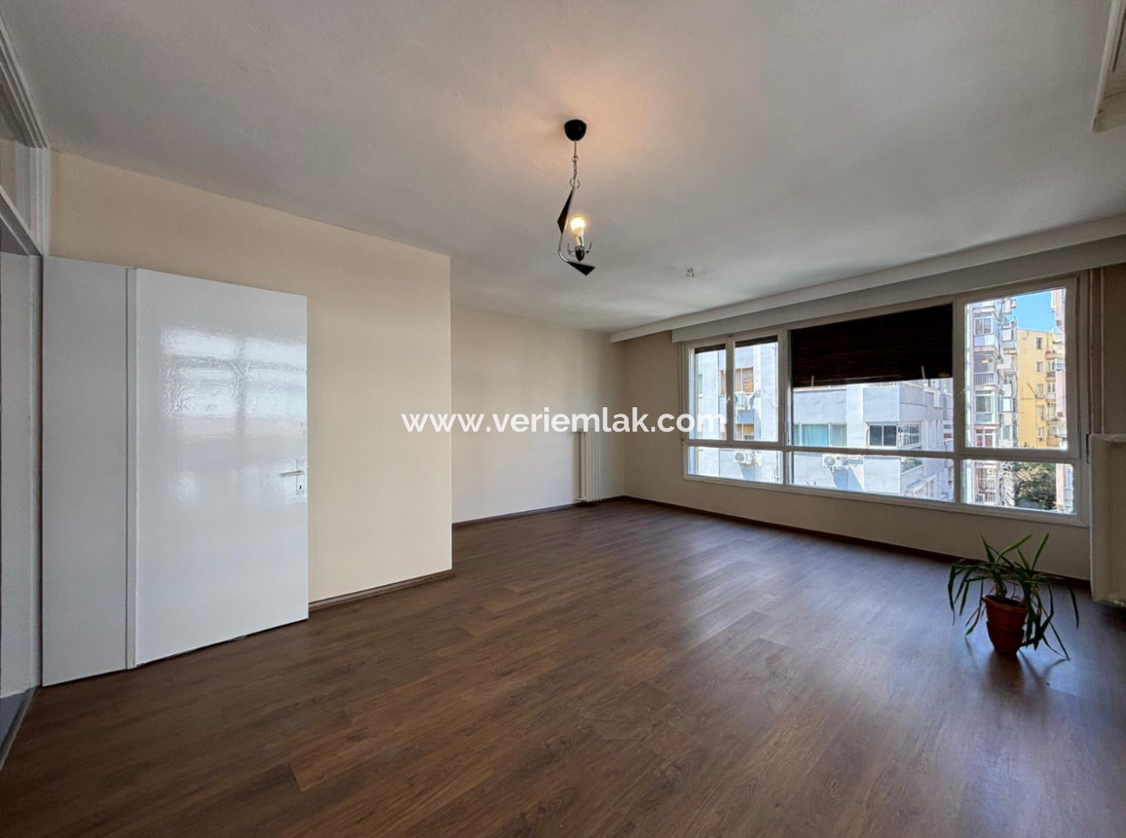 Alsancak Dutlu Sokakta 3.Kat 2+1 Kiralık Fırsat Daire.