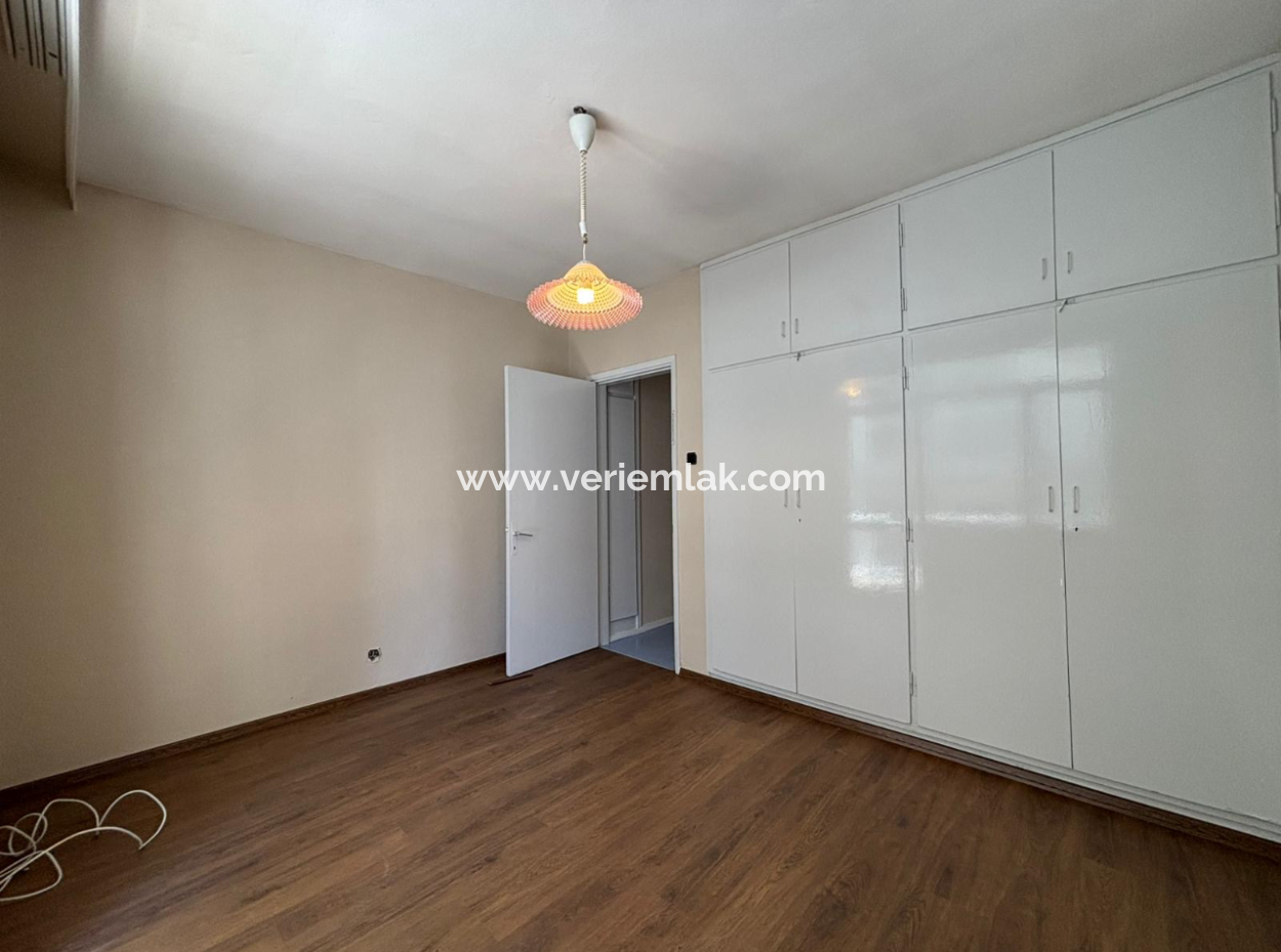 Alsancak Dutlu Sokakta 3.Kat 2+1 Kiralık Fırsat Daire.