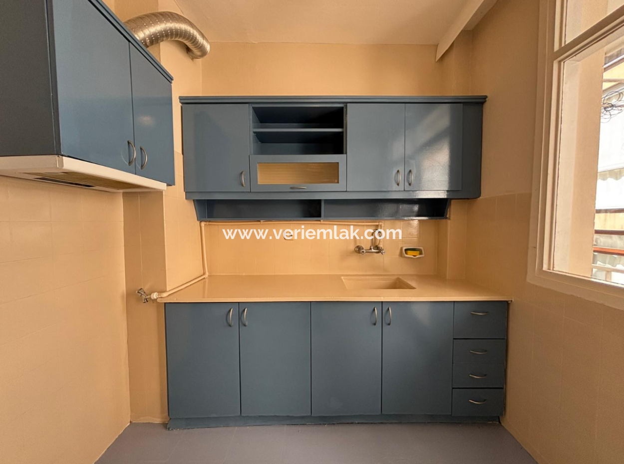 Alsancak Dutlu Sokakta 3.Kat 2+1 Kiralık Fırsat Daire.