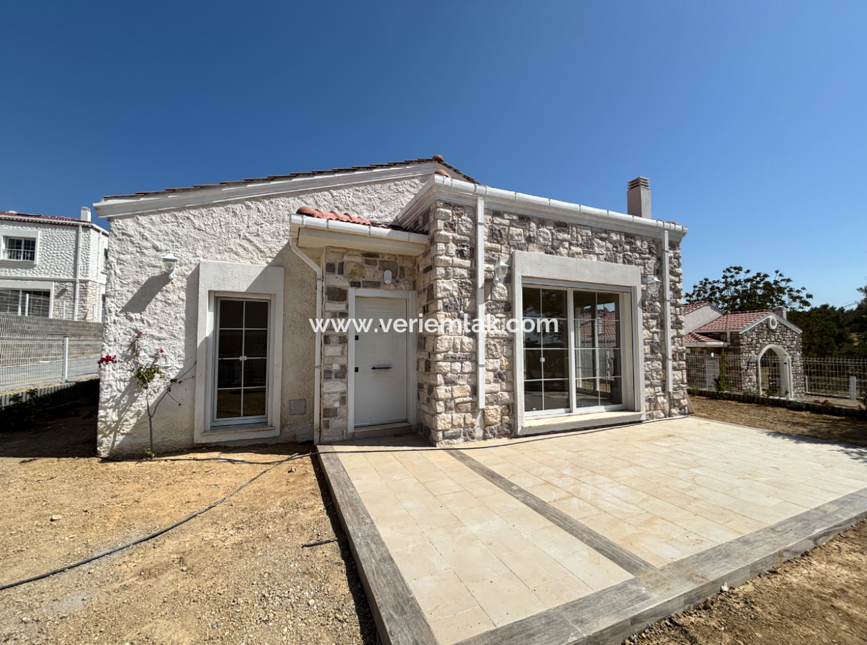 Seferihisar İhsaniye Köyünde Modern Mimariyle Taçlandırılmış Satılık 3+1 Villa