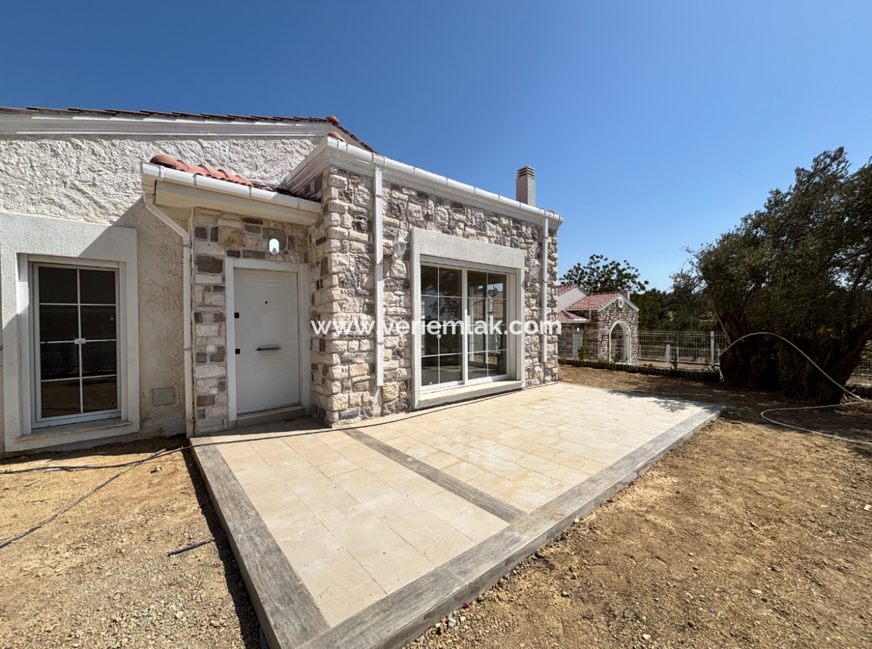 Seferihisar İhsaniye Köyünde Modern Mimariyle Taçlandırılmış Satılık 3+1 Villa