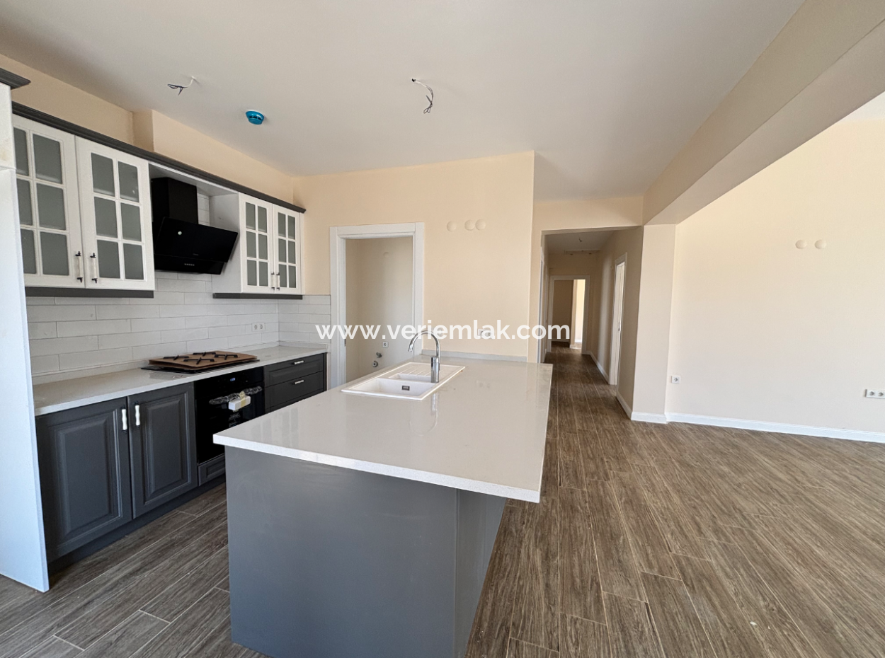 Seferihisar İhsaniye Köyünde Modern Mimariyle Taçlandırılmış Satılık 3+1 Villa