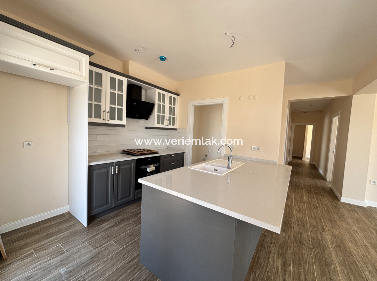 Seferihisar İhsaniye Köyünde Modern Mimariyle Taçlandırılmış Satılık 3+1 Villa