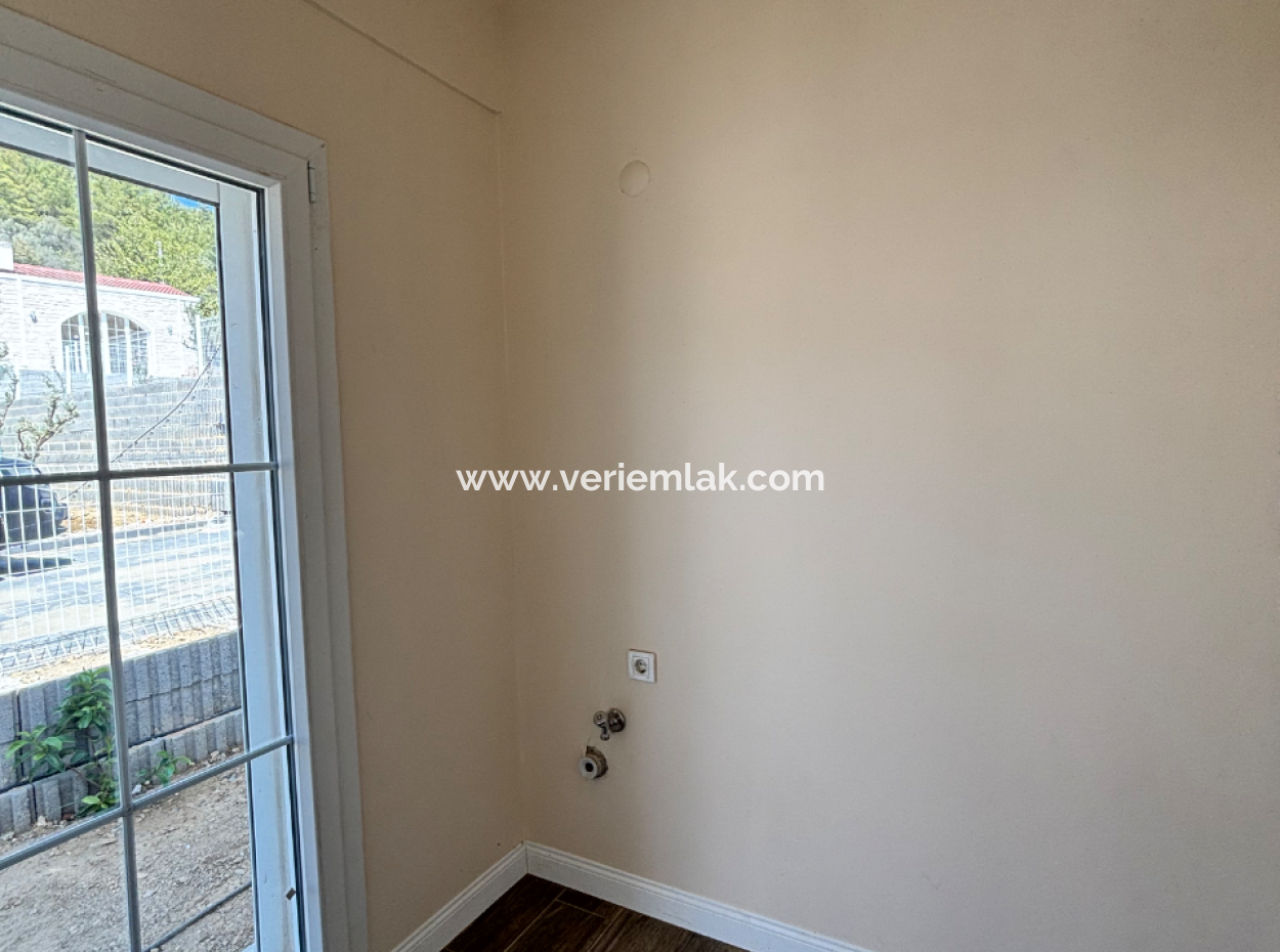 Seferihisar İhsaniye Köyünde Modern Mimariyle Taçlandırılmış Satılık 3+1 Villa