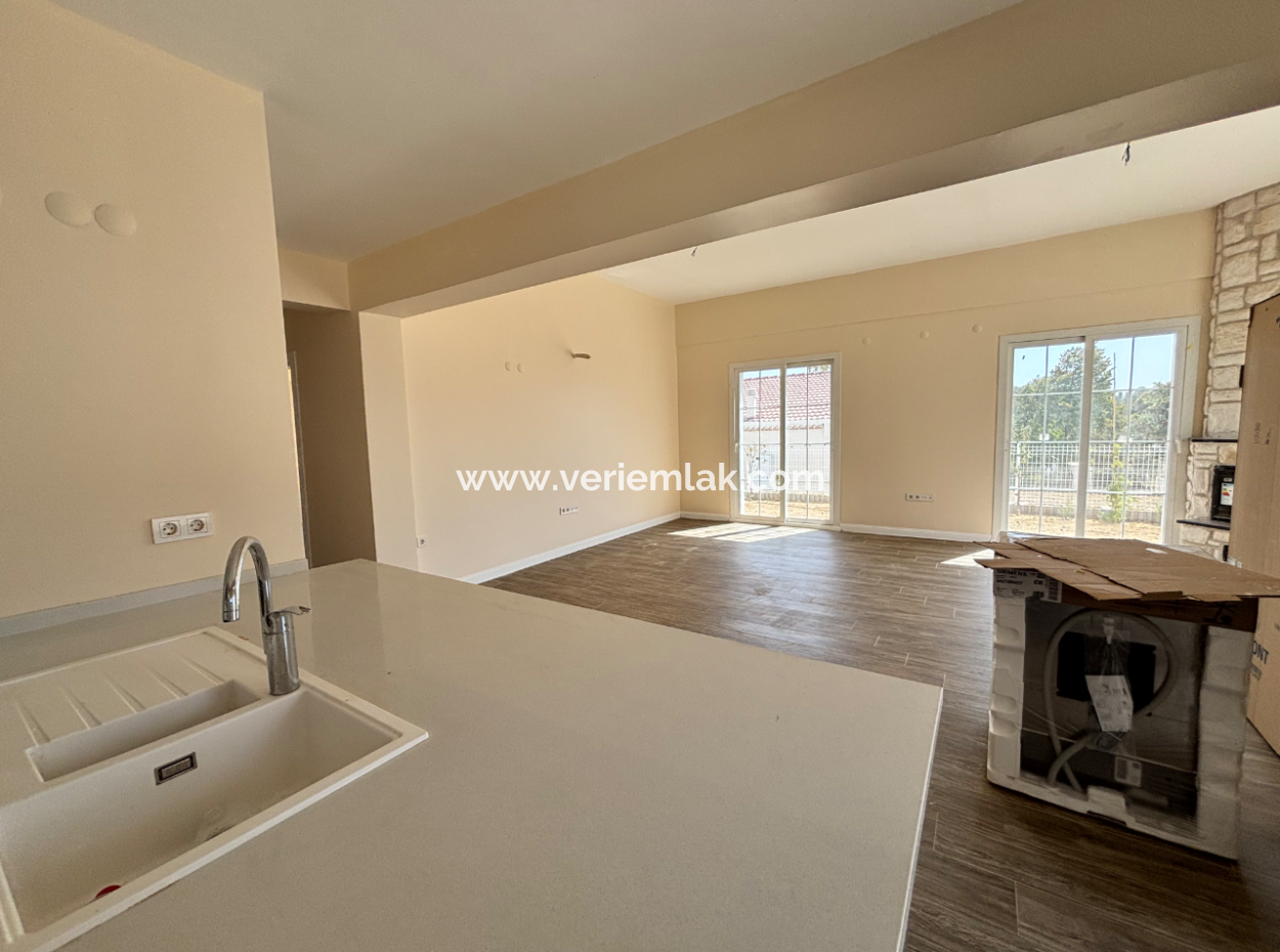 Seferihisar İhsaniye Köyünde Modern Mimariyle Taçlandırılmış Satılık 3+1 Villa