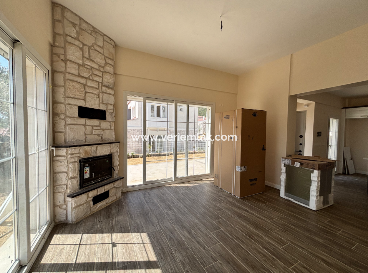 Seferihisar İhsaniye Köyünde Modern Mimariyle Taçlandırılmış Satılık 3+1 Villa