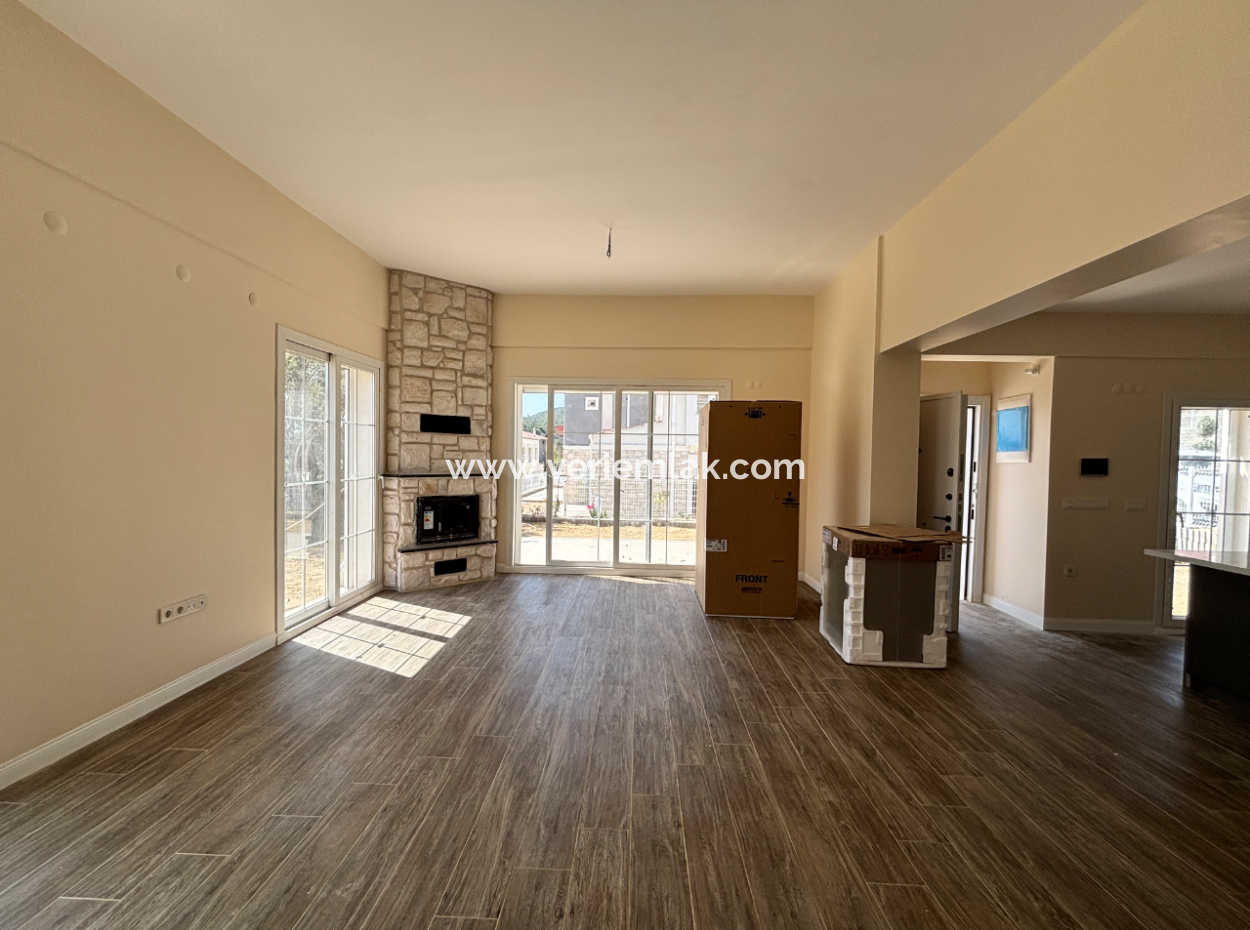 Seferihisar İhsaniye Köyünde Modern Mimariyle Taçlandırılmış Satılık 3+1 Villa