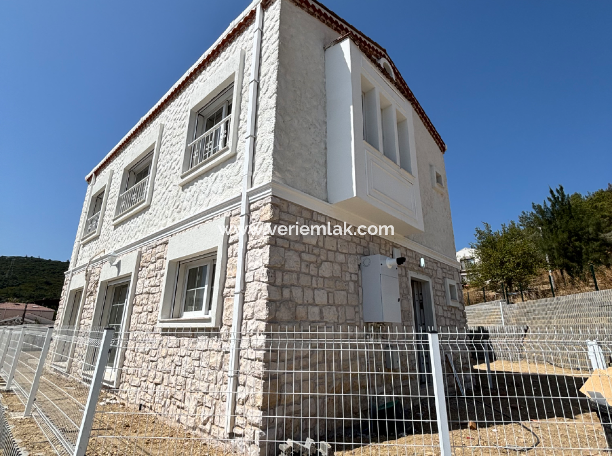 Seferihisar İhsaniye Köyünde Modern Mimari Dubleks Satılık 3+1 Daire