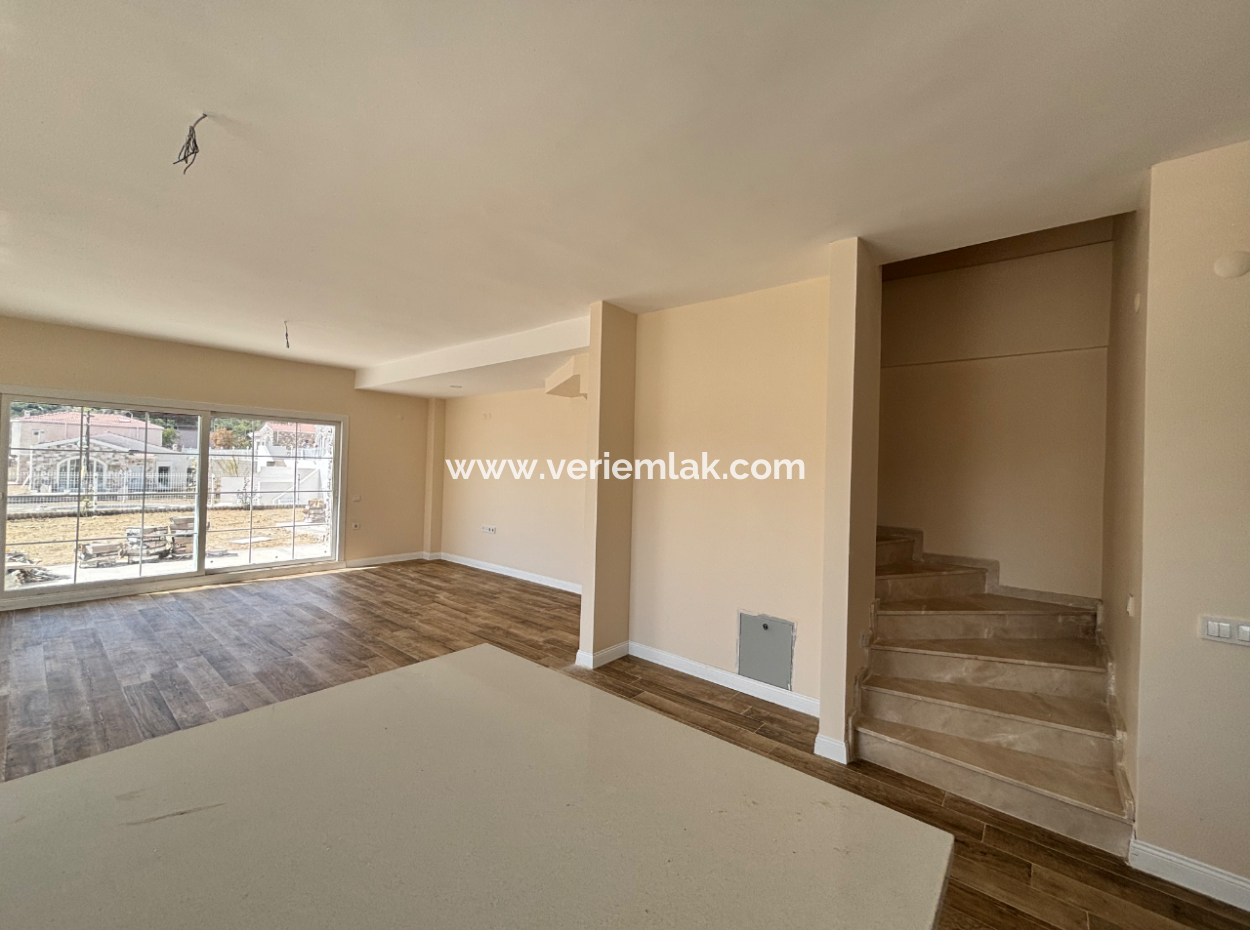 Seferihisar İhsaniye Köyünde Modern Mimari Dubleks Satılık 3+1 Daire