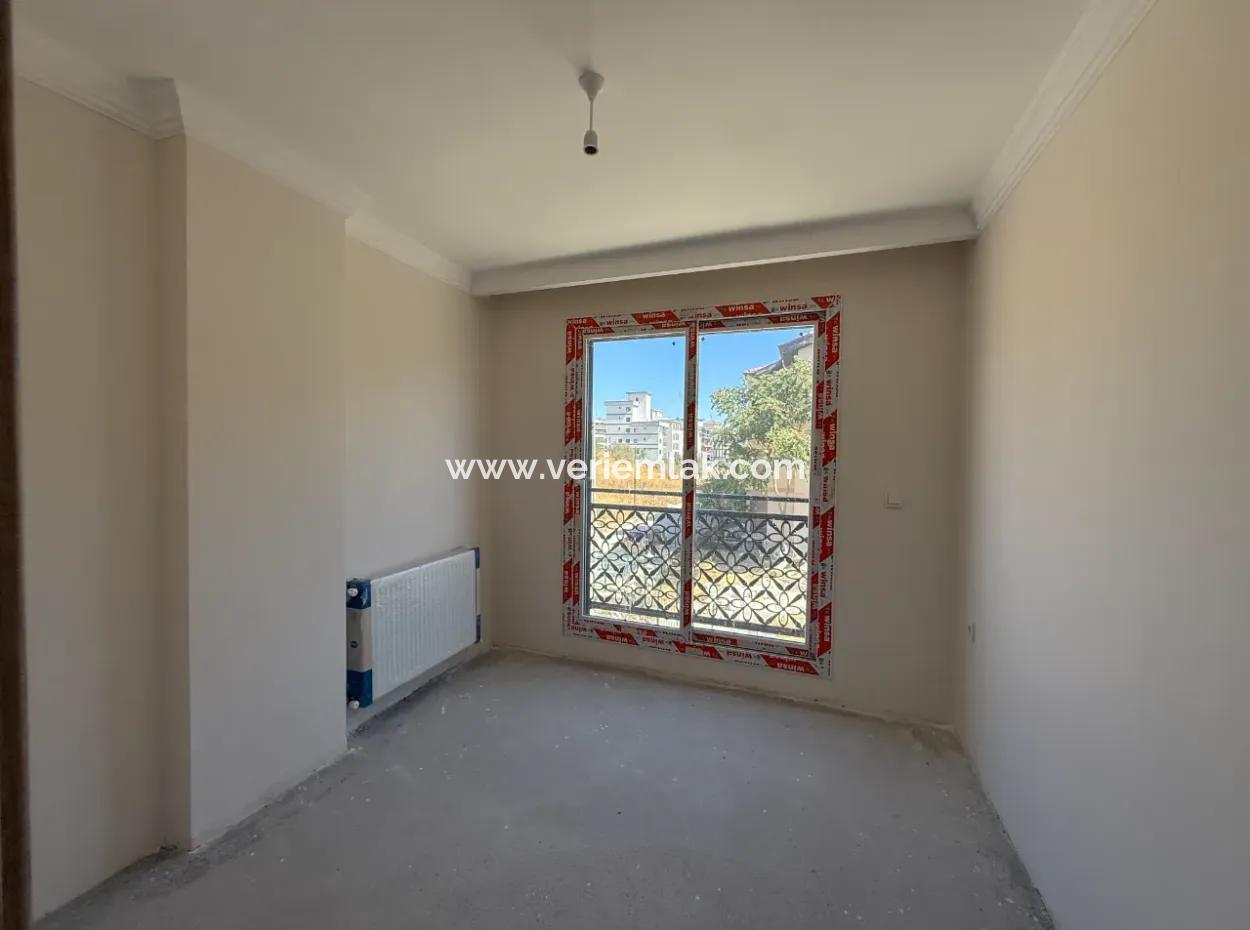 Seferihisar Gözsüzler’de Köşe Konumda Satılık 2+1 Daire