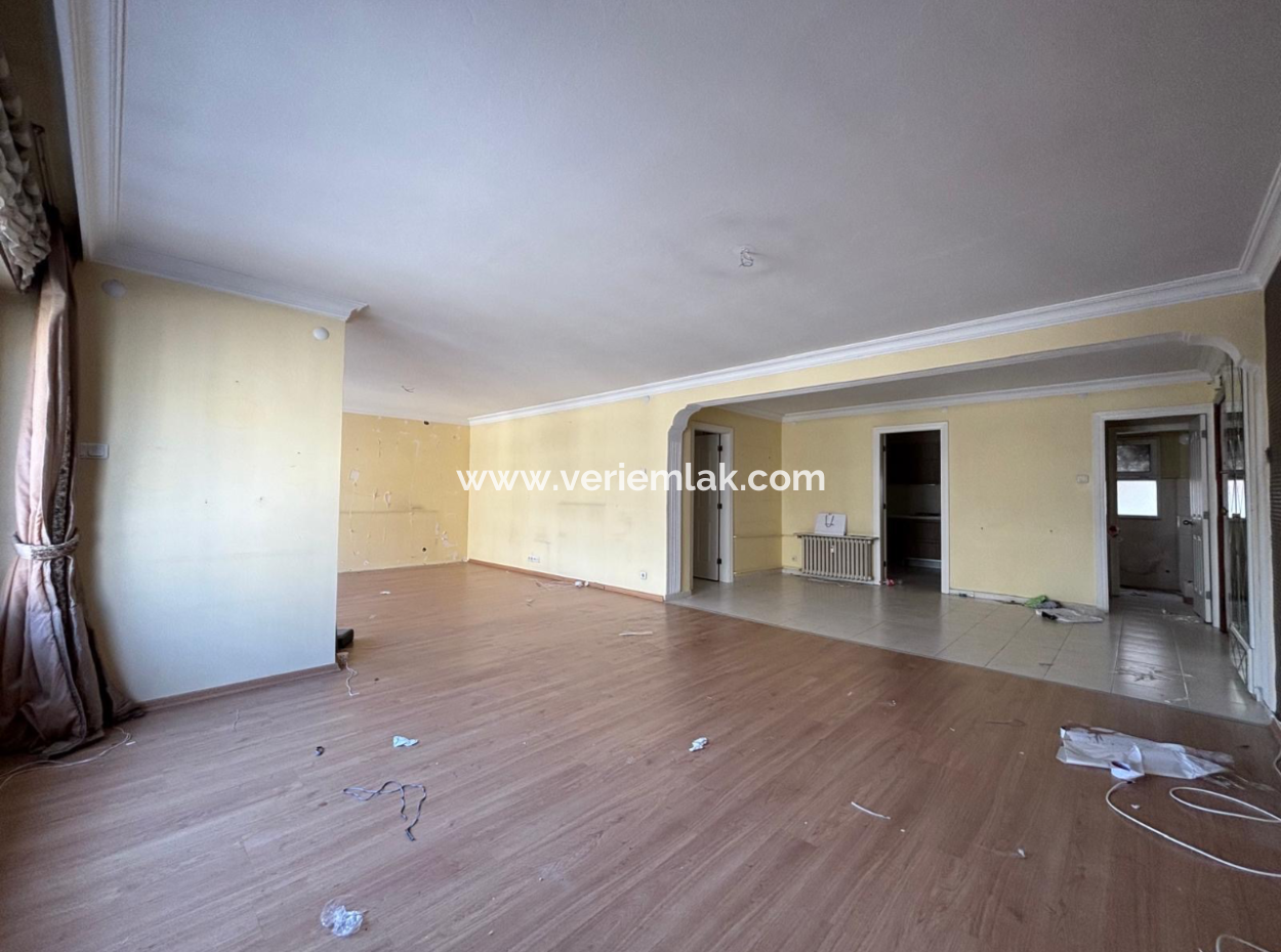 Alsancak – Cumhuriyet Bulvarın’da, Kordona Yakın Güvenlikli Sitede 3+1 – 140 M² Kiralık Daire
