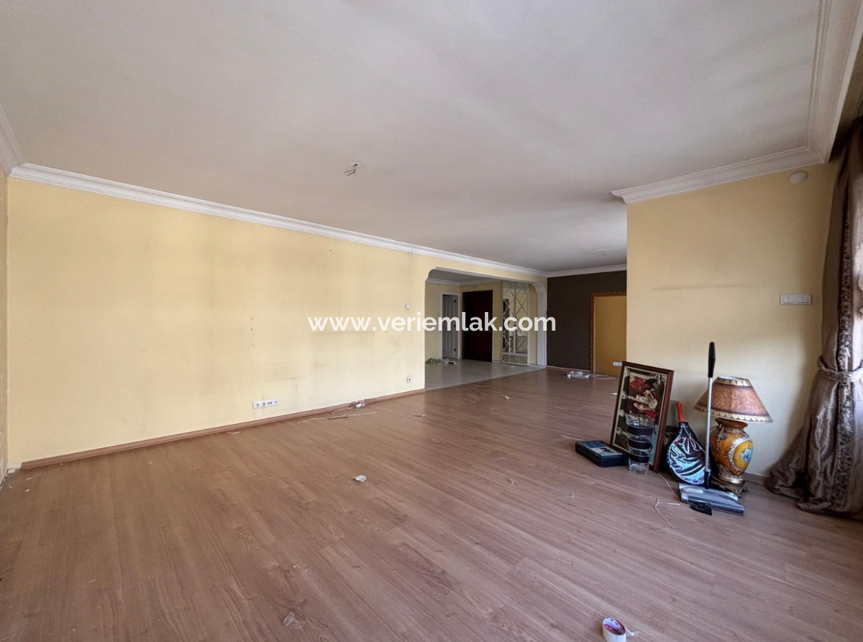 Alsancak – Cumhuriyet Bulvarın’da, Kordona Yakın Güvenlikli Sitede 3+1 – 140 M² Kiralık Daire