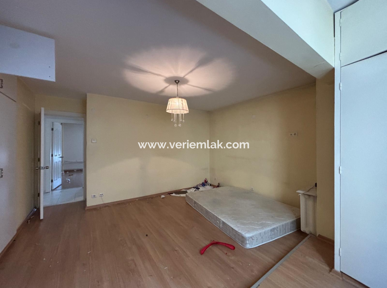 Alsancak – Cumhuriyet Bulvarın’da, Kordona Yakın Güvenlikli Sitede 3+1 – 140 M² Kiralık Daire