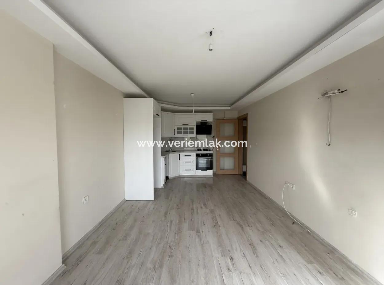 Seferihisar Gözsüzler Caddesi Üzerinde Kiralık 2+1 Daire
