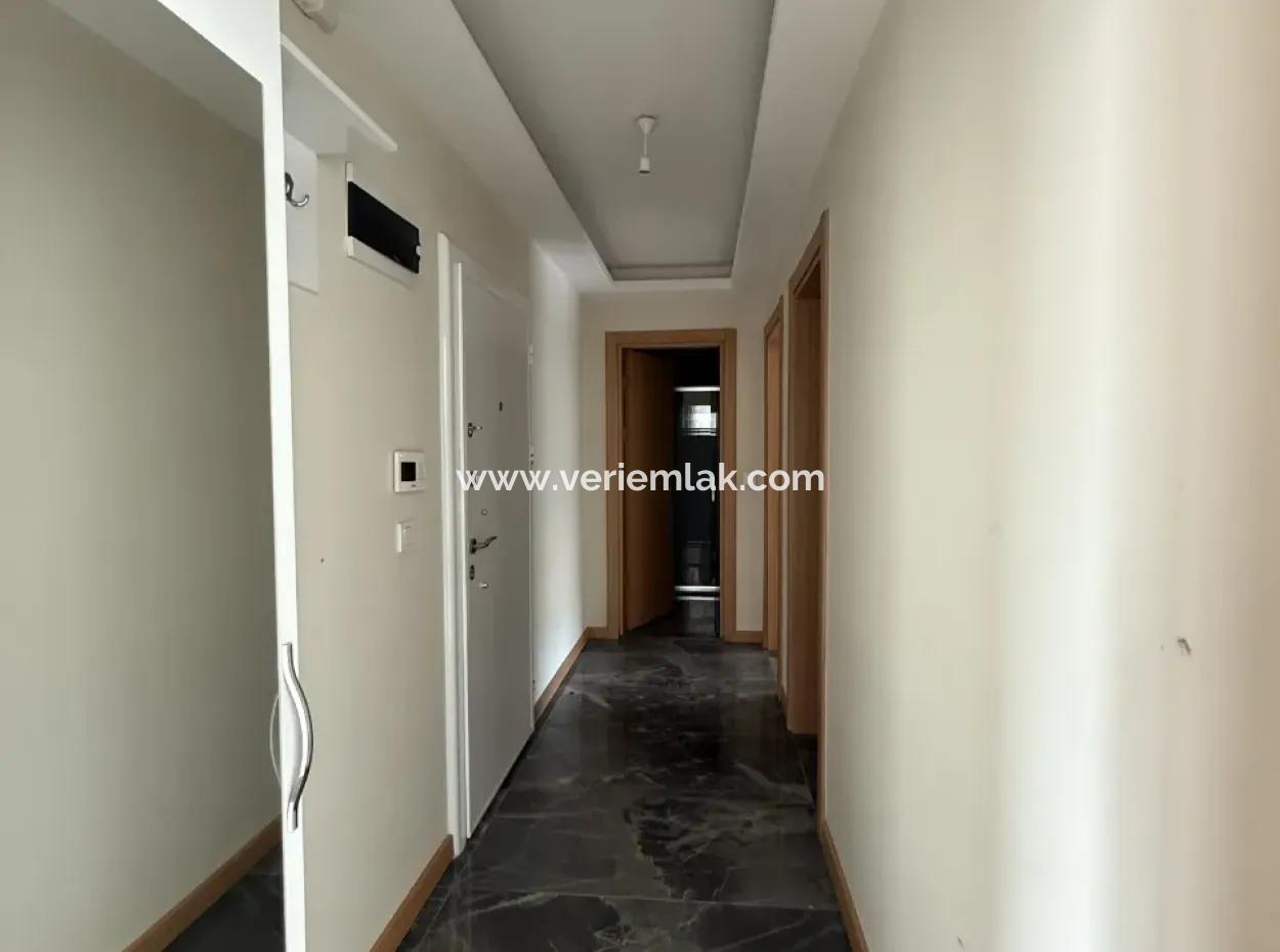 Seferihisar Gözsüzler Caddesi Üzerinde Kiralık 2+1 Daire