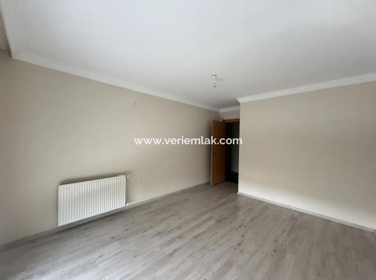 Seferihisar Gözsüzler Caddesi Üzerinde Kiralık 2+1 Daire