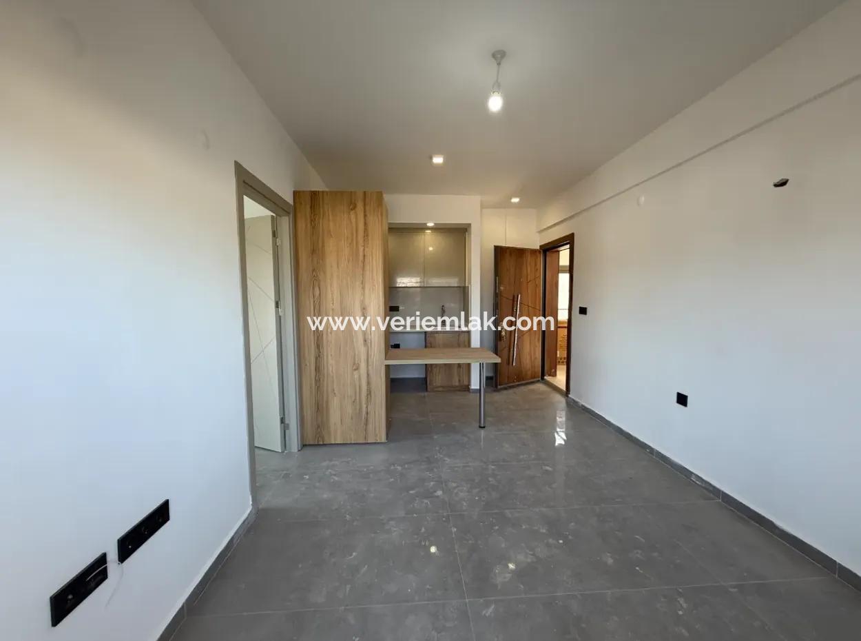 Urla Gülbahçe’de Havuzlu Site İçerisinde Satılık Sıfır 1+1 Daire