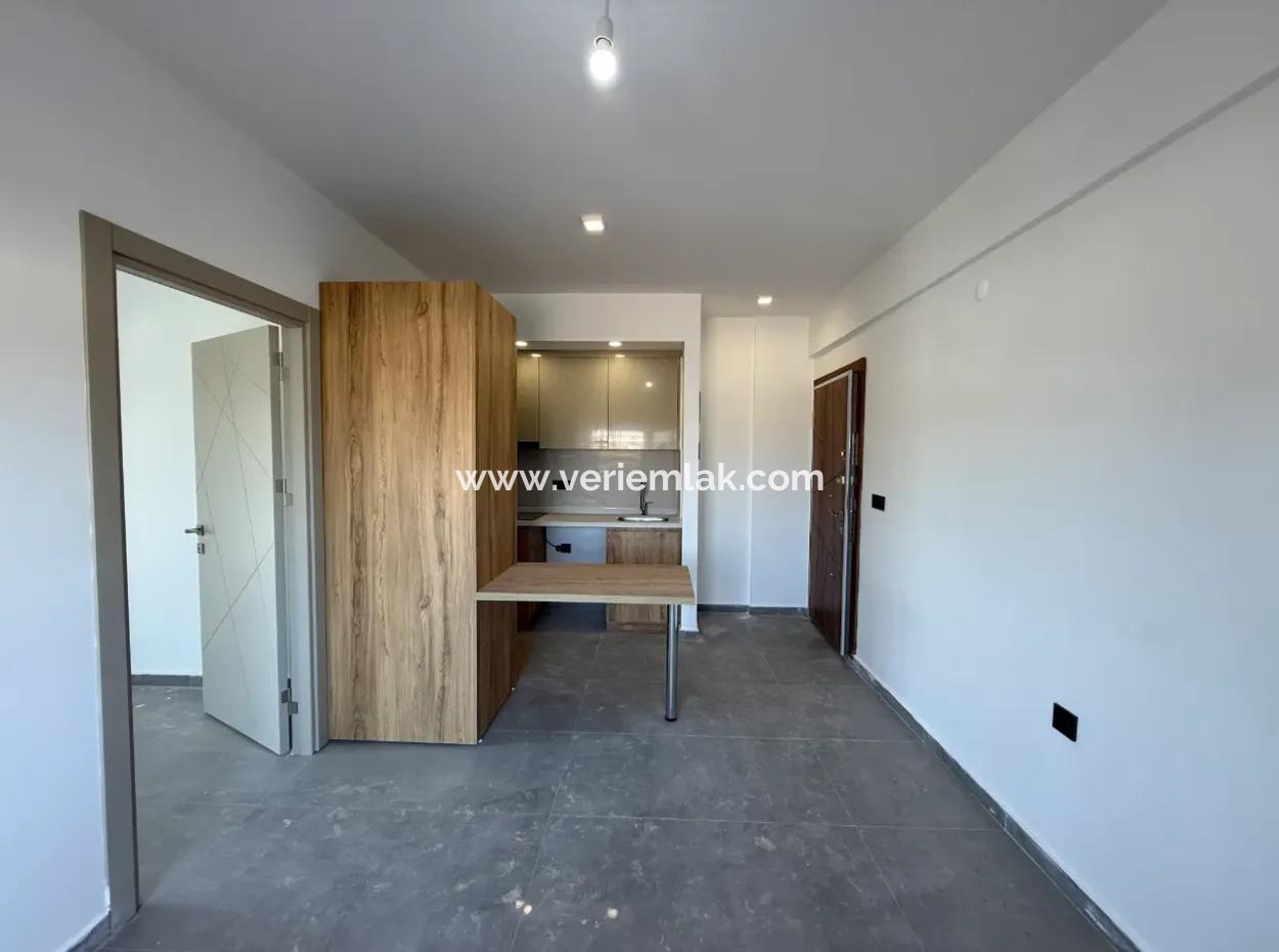 Urla Gülbahçe’de Havuzlu Site İçerisinde Satılık Sıfır 1+1 Daire