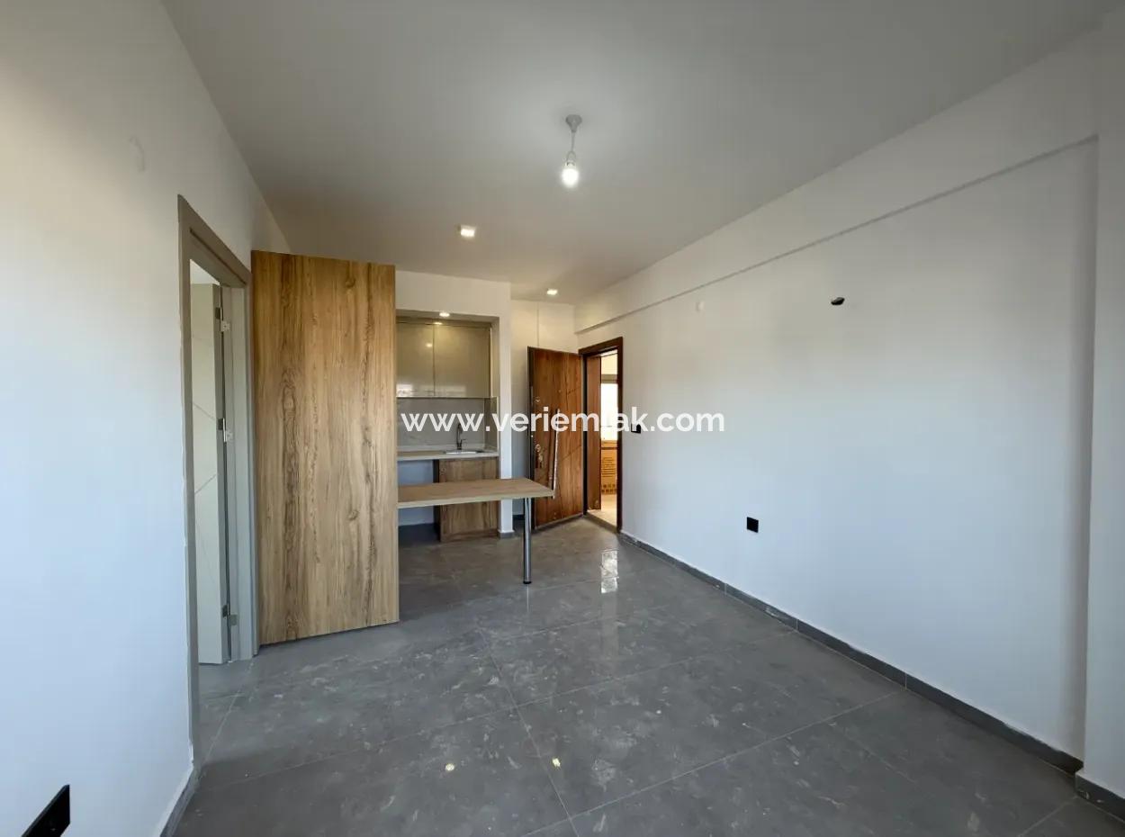 Urla Gülbahçe’de Havuzlu Site İçerisinde Satılık Sıfır 1+1 Daire