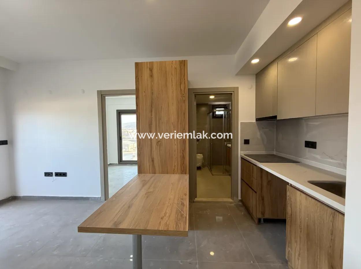 Urla Gülbahçe’de Havuzlu Site İçerisinde Satılık Sıfır 1+1 Daire